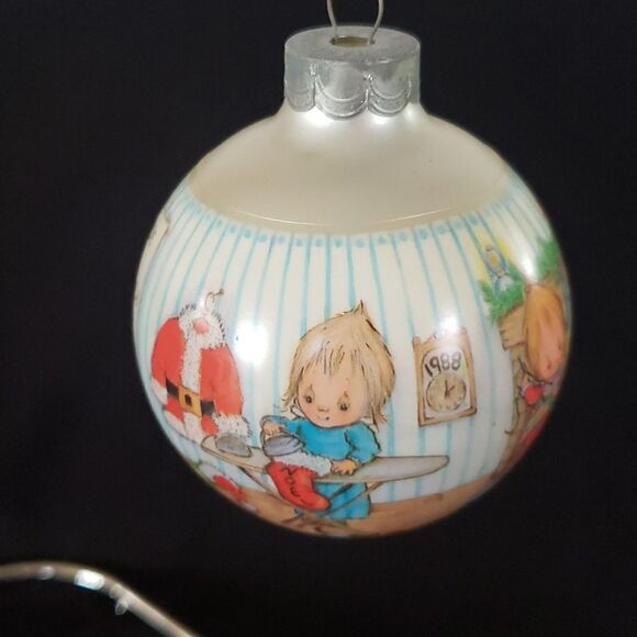 Vintage Hallmark Betsey Clark: Home for Christmas Glass Ball Ornament Dated 1988 - Picture 4 of 13
